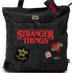 Bolsa retro oficial basada en la serie de Netflix Stranger Things. El bolso de tela tiene unas medidas aproximadas de 28 x 40 x 12 cm, dos asas para llevarla al hombro y diseños serigrafiados. 