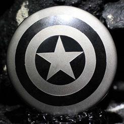 Réplica oficial del escudo del Capitán América realizado en vidrio para el Avengers Campus de Disneyland París. Esta obra de arte está realizado en vidrio en color plata y negro
