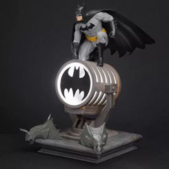 Haz que tu hogar brille con la luz de la justicia con esta lámpara oficial de Batman. Esta lámpara presenta una detallada figura del Hombre Murciélago sentado sobre la icónica Bat-Señal