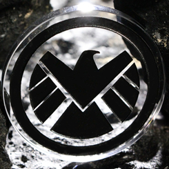 Réplica de la moneda de Shield basada en la saga de Marvel. Esta moneda oficial está realizada en vidrio transparente con unas dimensiones aproximadas de 0.5 x 4 cm. 