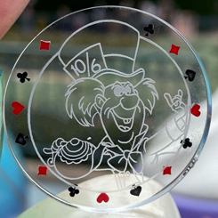Réplica de la moneda del Sombrerero Loco basado en el clásico de Alicia en el país de las maravillas. Esta moneda oficial está realizada en vidrio transparente con unas dimensiones aproximadas de 0.5 x 4 cm. 