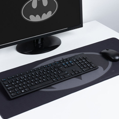 Espectacular alfombrilla de escritorio oficial con el logo de Batman basada en el personaje de DC Comics con unas medidas aproximadas de 30 x 69 cm., esta preciosa alfombrilla tiene espacio suficiente para el ratón.
