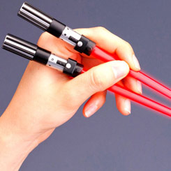 Disfrutar de comer Sushi o defender la Galaxia, eso depende de ti. Con los palillos chinos con Luz de Darth Vader de Star Wars.