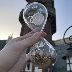 Reloj de arena oficial de Peter Pan basado en la popular película de Disney. Este precioso reloj de arena está realizado en vidrio transparente con las siluetas grabadas de Peter Pan, Campanilla, Wendy