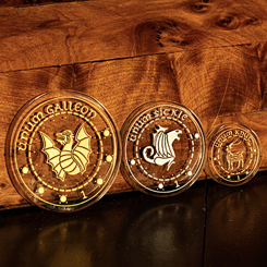 Pack de monedas del banco de Gringotts basadas en la saga de Harry Potter. Este precioso set está compuesto por un Galleon con un diámetro aproximado de 40 mm., un Sickle con un diámetro de 32 mm., y una Knuc con un diámetro de 22 mm.,