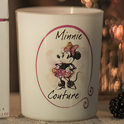 La preciosa Minnie Mouse definitivamente tiene el estilo de una joven elegante. Su vela de aroma natural difunde una deliciosa mezcla de almizcle y delicadas moras, todo en un universo muy chispeante tan querido por este personaje. 