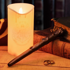 Ilumina tu dormitorio o tu hogar con esta vela mágica de Harry Potter. Esta lámpara en forma de vela de 14 cm de alto está decorada con el escudo de Hogwarts 