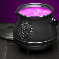 Ilumina tu escritorio o mesa de noche con este Caldero basada en la saga Harry Potter. Con la forma de un caldero de la escuela de Hogwarts, esta pequeña gran luz es un regalo perfecto para los fanáticos de Harry Potter.