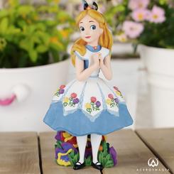 ¡Prepárate para sumergirte en el maravilloso mundo de Disney con esta impresionante figura de Alicia de la colección Disney Showcase Botánica! Con su vestido de fiesta a la moda y texturas de lino, pinturas iridiscentes y flores esculpidas en 3D