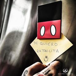 Imán de Mickey Mouse Retro, decora tu frigorífico con este bonito imán con la forma del torso y del pantalón del carismático ratón de Disney.