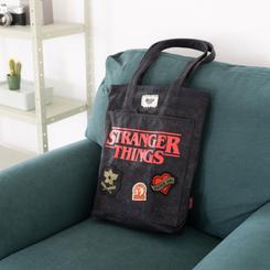 Bolsa retro oficial basada en la serie de Netflix Stranger Things. El bolso de tela tiene unas medidas aproximadas de 28 x 40 x 12 cm, dos asas para llevarla al hombro y diseños serigrafiados. 