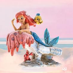 Con el motivo del 25 Aniversario del clásico de Walt Disney “La Sirenita” de 1989, el artista Jim Shore ha creado esta preciosa figura de Ariel con Flounder y Sebastián.