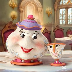 Figura de Mrs. Potts and Chip basada en el clásico de Walt Disney “La Bella y la Bestia” de 1991, con aproximadamente 10 cm., de altura.