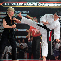 Pack de figuras retro de The Karate Kid, estas figuras recrean el combate entre Daniel y Johnny con sus kimonos en el campeonato de Karate de All-Valley.