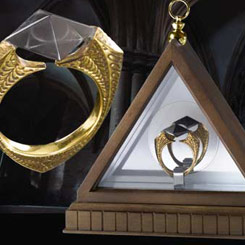 Réplica Oficial del anillo Horrocrux, dignos herederos de Salazar Slytherin, este espectacular anillo está realizado en metal y chapado en oro, la talla del anillo es únicamente 20 mm aproximadamente.
