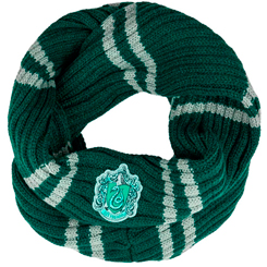 Esta bufanda infinita de Slytherin es una de las prendas de vestir imprescindibles de Harry Potter para este invierno. Es una variación de bufanda de Slytherin inspirada en la que usan los estudiantes de Slytherin.