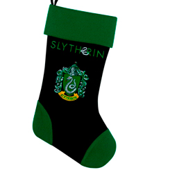 Calcetín de Navidad realizado en poliéster del escudo de Slytherin basado en la saga de Harry Potter, disfruta con este divertido calcetín. El calcetín tiene unas dimensiones aproximadas de 24 x 45 cm.