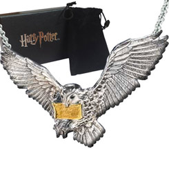 Colgante oficial de Hedwig de Harry Potter realizado por los artesanos de Noble Collection. El colgante está realizado en plata de ley 925 con una longitud aproximada de 3,50 cm.,