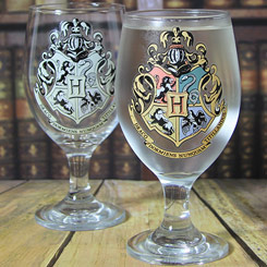 Preciosa copa de cristal con el logo de Hogwarts basada en la saga de Harry Potter. Esta espectacular copa cambia de color al echar bebida fría, verás que la copa empezará a colorearse los escudos las casas.