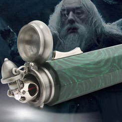 Réplica oficial del Desiluminador que Albus Dumbledore entrega a Ron Weasley, esta fantástica réplica ha sido creada a semejanza con la aparecida en la saga de Harry Potter.