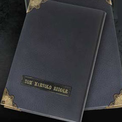 ¡Embárcate en la oscura historia de Lord Voldemort con la Réplica Oficial del Diario de Tom Marvolo Riddle! Este no es un diario común, es el Horrocrux que desencadenó eventos inolvidables en el mundo mágico.