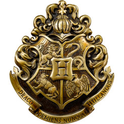 Réplica oficial del Escudo de Hogwarts basado en la fantástica saga de Harry Potter.  El escudo tiene unas dimensiones aproximadas de 26 x 31 cm., y está realizado en resina. El regalo perfecto para decorar la pared de tu espacio más mágico.