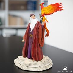 Descubre la majestuosidad del profesor Dumbledore con esta figura oficial inspirada en la icónica saga de Harry Potter. Realizada en resina de alta calidad, esta detallada figura mide aproximadamente 29 x 20 x 24 cm,