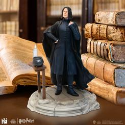 Descubre la figura oficial del profesor Snape, basada en la saga de Harry Potter. Esta impresionante figura está esculpida en resina y tiene unas medidas aproximadas de 25 x 18 x 19 cm.