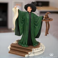 Figura oficial de la profesora McGonagall basada en la saga de Harry Potter. Esta preciosa figura está realizada en resina y tiene unas medidas aproximadas de 25 x 19 x 21 cm.,