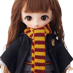 De la serie de películas de fama internacional "Harry Potter", llega una muñeca Harmonia Bloom de la gran amiga de Harry Potter, Hermione Granger. El cabello castaño ondulado 