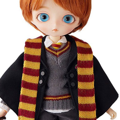 De la serie de películas de "Harry Potter", de fama internacional, llega la muñeca Harmonia Bloom del gran amigo de Harry Potter, Ron Weasley. El cabello rojo fuego y los ojos azules