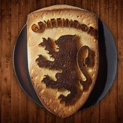 Molde de silicona con la forma del logo de la casa Gryffindor. El molde tiene unas dimensiones aproximadas de 25 x 20 x 3 cm.