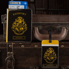 Pack de viaje Hogwarts basado en la saga de Harry Potter. Este pack está compuesto por un porta pasaporte y una etiqueta de equipaje. Ambos productos están realizados en PVC de alta calidad