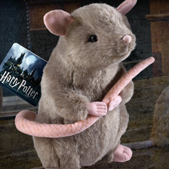 Peluche oficial de la rata Scabbers mascota de Ron Weasley basado en la saga de Harry Potter, Este fantástico peluche realizado en 100 % polyester, tiene una altura aproximada de 23 cm.