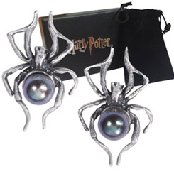 Réplica oficial de los preciosos pendientes de Narcissa Malfoy con forma de Araña.. Estos pendientes están realizados en plata de ley con perlas de agua dulce.