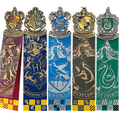 Disfruta de tu literatura preferida con este Set de cinco Marcapáginas o Puntos de Libros de la fascinante saga de Harry Potter. Producto Oficial de Harry Potter realizado por la firma Noble Collection.