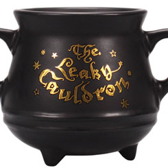 Espectacular taza con forma del Caldero con el logo de The Leaky Cauldron por la parte delantera y por la parte trasera el texto Diagon Alley. Esta preciosa taza está basada en la saga de Harry Potter