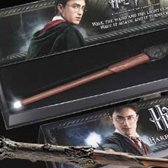 Deslumbrante, detallada y mágica réplica oficial de la varita de Harry Potter con iluminación, el protagonista de la serie de películas Harry Potter. Viene en una bonita caja de regalo.