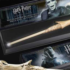 Réplica oficial de la varita de Lord Voldemort con iluminación, el protagonista de la serie de películas Harry Potter. Viene en una bonita caja de regalo.