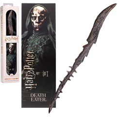 Preciosa y mágica réplica oficial de la varita de Death Eater, uno de los personajes más malvados de la serie de películas Harry Potter. Viene en una bonita caja con ventana y con un marcador lenticular,