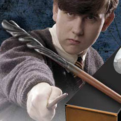 Preciosa réplica oficial de la varita de Neville Longbottom con motivo de la película Harry Potter, Las Reliquias de la Muerte (Harry Potter and the Deathly Hollow). 