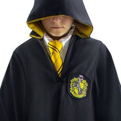 Túnica Oficial de Mago infantil de Hufflepuff basado en la saga de Harry Potter. Esta divertida túnica tiene unas dimensiones aproximadas de: largo total 95 cm, ancho 75 cm y largo de manga 44 cm.,
