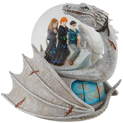 Preciosa bola de agua de Ron, Hermione y Harry encima del Ukranian Ironbelly  basado en la saga de Harry Potter. Esta preciosa bola de está realizada en resina y cristal. 