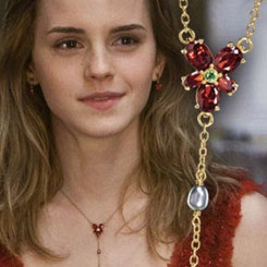 Exacta réplica del collar rojo de cristal utilizado por Hermione en la película Harry Potter y las Reliquias de la Muerte.