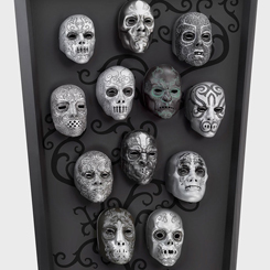 Set oficial de 12 máscaras de morfífagos basada en la saga de Harry Potter. Esta impresionante exhibición presenta las 12 máscaras únicas de los mortífagos de Voldemort. 