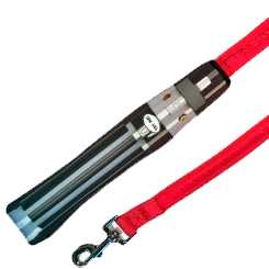 Correa de perro Sable de Luz de Darth Vader. Esta divertida correa tiene el mango en forma del sable de luz del malvado Darth Vader, el cable de la correa es de color rojo.