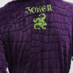 Albornoz del Joker basado en la película Escuadrón Suicida, este fenomenal albornoz está realizado en 100% Poliéster de alta calidad y talla única.