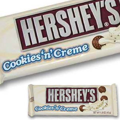 Súper Paquete de 184 g. Hershey Cookies 'n' Creme Chocolate! El maravilloso sabor del chocolate de Estados Unidos salpicado con trocitos de crujientes de galletas con crema.
