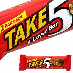 Pack compuesto por 2 unidades de Hershey's Take 5 de 42 g. La chocolatina Hershey’s Take 5 ha subido el listón al resto de las chocolatinas.