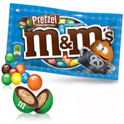 Pack compuesto por dos unidades de M&M's Pretzels 32,3 gr. Los mundialmente famosos M&M’s ahora rellenos de delicioso y crujiente Pretzel.